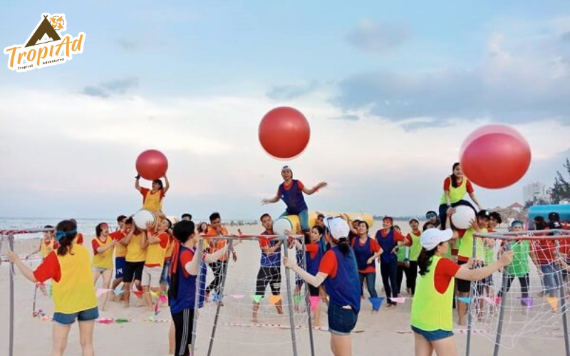 Bóng chuyền khổng lồ - Trò chơi teambuilding trên bãi biển thú vị